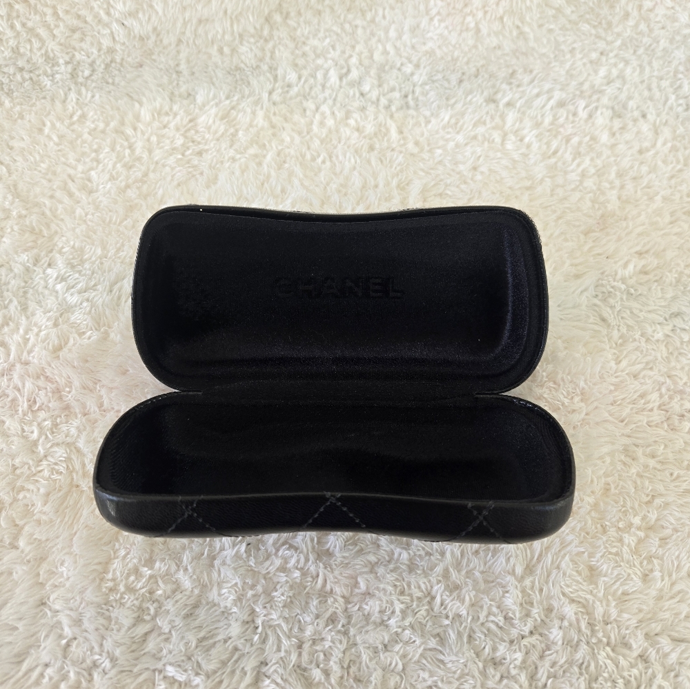 Vintage CHANEL Round Tortoise Sunglasses with Black Leather Case - Picture 5 of 9